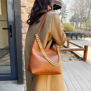 Borsa hobo in pelle martellata marrone con spessa catena dorata e ampio spazio interno