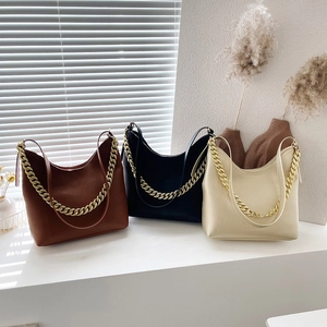 Borsa tote minimalista in pelle martellata con catena dorata spessa in tre colori