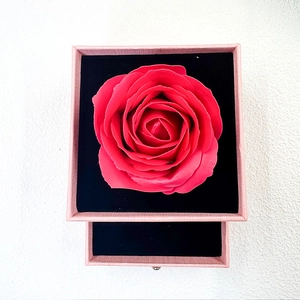 Coffret cadeau rose avec rose éternelle rouge et tiroir de rangement pour bijoux et colliers
