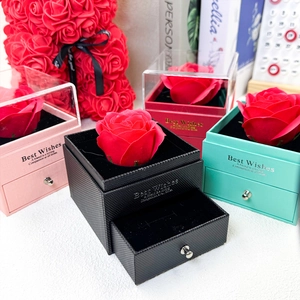Vue détaillée du coffret à bijoux rose double couche avec un tiroir de rangement coulissant
