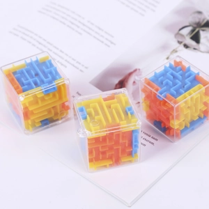3D-Würfel-Labyrinth Puzzle-Spielzeug mit bunten Schichten für Kinder, 3er-Set auf weiß