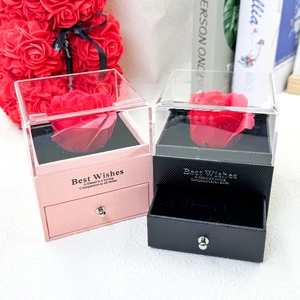 Détail du coffret cadeau à bijoux avec rose rouge éternelle et couvercle en acrylique clair