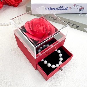 Rose éternelle rouge en boîte à bijoux avec tiroir contenant un collier de perles