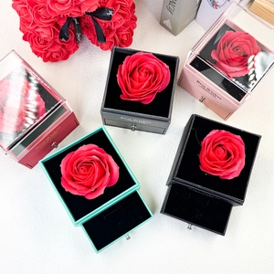Boîte à bijoux avec rose éternelle, tiroir et couvercle transparent en plusieurs tons