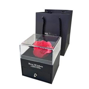 Rose éternelle rouge dans un coffret à bijoux noir avec couvercle acrylique et sac cadeau