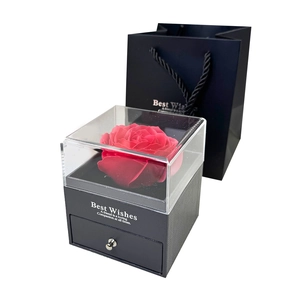 Rose éternelle rouge en boîte à bijoux noire avec tiroir, couvercle acrylique et sac