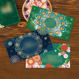 Detail van groene en blauwe geld enveloppen met gouden mandala en pauwpatroon