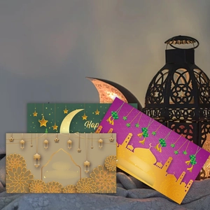 Groene en paarse islamitische enveloppen met ontwerpen van een halve maan en moskee