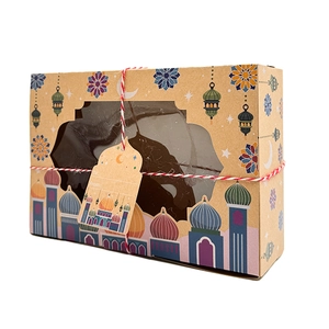 Detailansicht der Kraftpapier Eid-Geschenkbox mit Moscheemotiven, Fenster und Anhänger