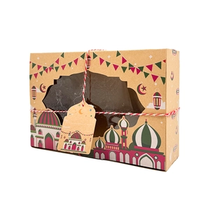 Detail der Kraftpapier-Geschenkbox mit PVC-Fenster und islamischen Moschee-Mustern