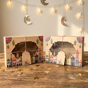 Detail von Kraftpapier-Geschenkboxen mit islamischen Motiven und Sichtfenster-Design