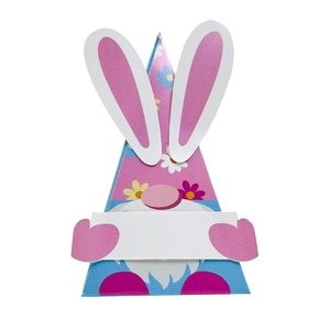Dettaglio della scatola regalo a cono di Pasqua con area DIY e design a gnomo colorato
