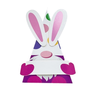 Dettaglio scatola di caramelle pasquale a triangolo con orecchie di coniglio rosa