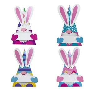 Dettaglio di quattro scatole regalo gnomo di Pasqua con orecchie di coniglio ed etichette