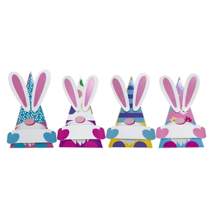 Dettaglio di quattro scatole di caramelle gnomi di Pasqua con orecchie di coniglio