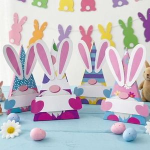 Paasgeschenkdozen van papier met kabouters en konijnenoren voor vrolijke feesten