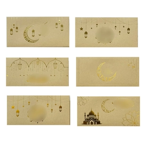 Dettaglio di sei buste in carta kraft per Eid con lamina d'oro e motivi a forma di lanterna