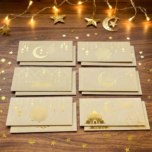 Dettaglio macro di buste Eid Mubarak in carta kraft con motivi in lamina d'oro