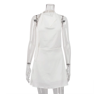 Weißes rückenfreies Neckholder-Minikleid aus Satin mit eleganter A-Linien-Silhouette