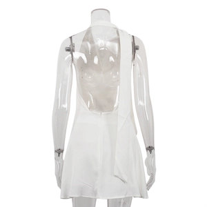 Detailansicht des rückenfreien Satin-Kleides mit Neckholder-Bindung und langen Bändern