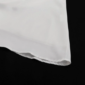Nahaufnahme des weißen Satinkleid-Saums mit feiner Rollsaum-Verarbeitung im Detail