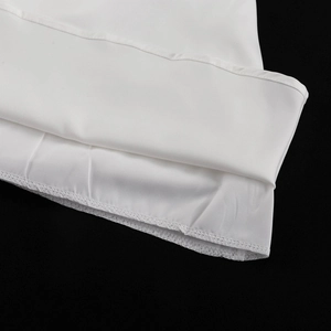 Detailansicht der hochwertigen Nahtverarbeitung am Saum des weißen Satin-Kleides
