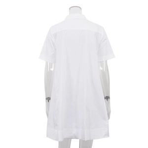 Vista trasera de un vestido camisero blanco de manga corta con cuello de solapa y línea A