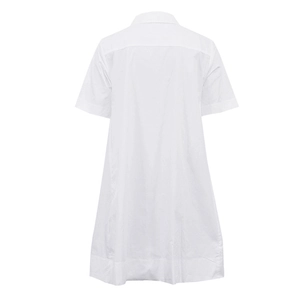 Vista posterior de un vestido camisero blanco de manga corta con cuello de solapa y corte A