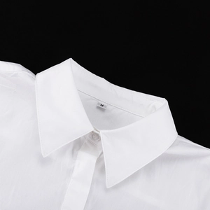 Detalle del cuello de solapa blanco con costuras limpias y la etiqueta de talla M arriba