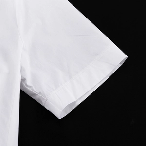 Detalle de los puños con doble costura en el vestido camisero blanco de manga corta