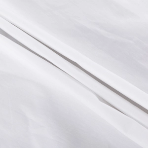 Primer plano de la textura de algodón blanco y costuras de un vestido camisero de manga corta