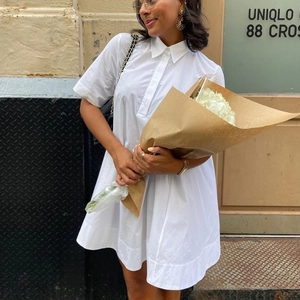 Vestido camisero blanco de manga corta minimalista con estilo babydoll holgado