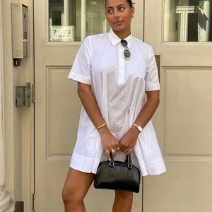 Vestido camisero blanco minimalista de manga corta combinado con accesorios elegantes