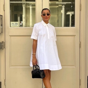Vestido camisero blanco de manga corta con silueta de línea A y un cuello clásico