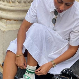 Foto exterior de un vestido camisero blanco informal de manga corta con accesorios