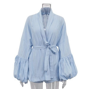 Ensemble cardigan kimono à manches bouffantes et short bleu clair en coton gaufré
