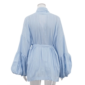 Détail du haut en coton bleu clair avec manches bouffantes et texture rayée verticale