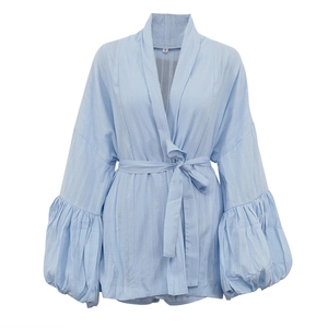 Détail du cardigan en coton bleu ciel avec manches lanternes et fermeture nouée