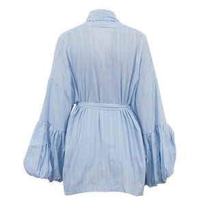 Détail du cardigan bleu clair en coton avec manches bouffantes et lien à la taille