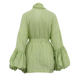 Vue détaillée de la texture coton vert clair et fermeture nouée à manches bouffantes