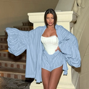 Ensemble deux pièces femme en coton rayé bleu avec cardigan manches bouffantes et short