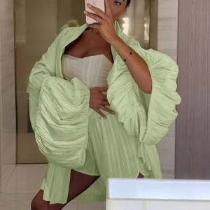 Ensemble femme vert clair en coton avec haut à manches bouffantes et short assorti