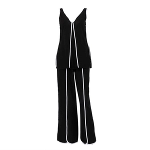 Detail van mouwloze top met V-hals, contrasterende bies en bijpassende wijde broek