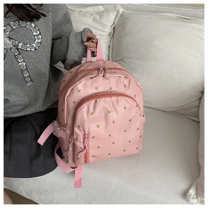Detail des rosa floralen Rucksacks mit großem Hauptfach und Reißverschlusstasche