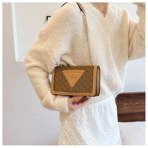 Dettaglio della borsa a tracolla alla moda con motivo M e catena dorata elegante