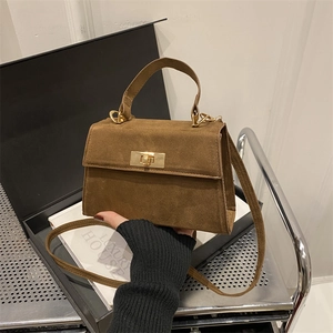 Vue détaillée d'un sac à main en daim marron avec fermoir doré et poignée élégante