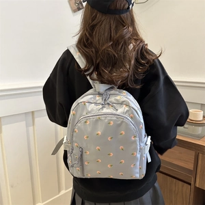 Mini-Blumen-Patchwork-Rucksack in Hellblau für Mädchen, an einem weiblichen Model