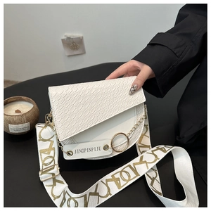Détail du sac bandoulière blanc en similicuir avec motif crocodile et anneau doré