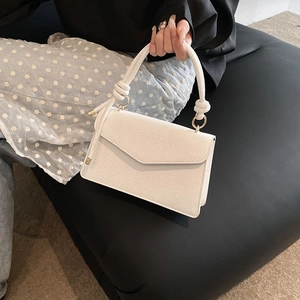 Weiße quadratische Handtasche mit Kleeblatt-Prägung, Knotengriff und Gold-Hardware