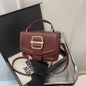 Sac à main carré bordeaux minimaliste avec boucle dorée et bandoulière réglable